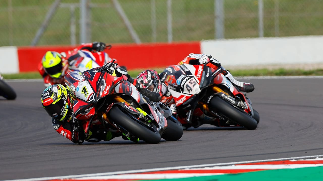Donington Park GP Race 1 - race scene