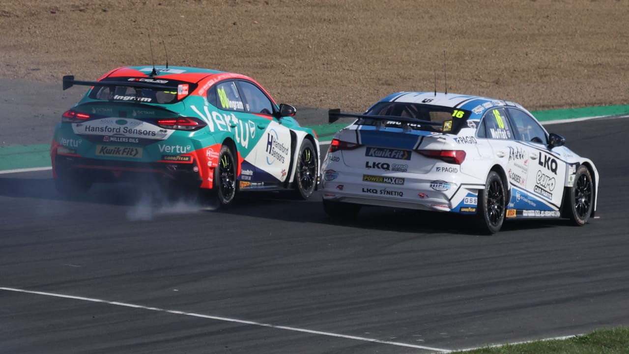 Brands Hatch (GP)  Race 1 - race scene