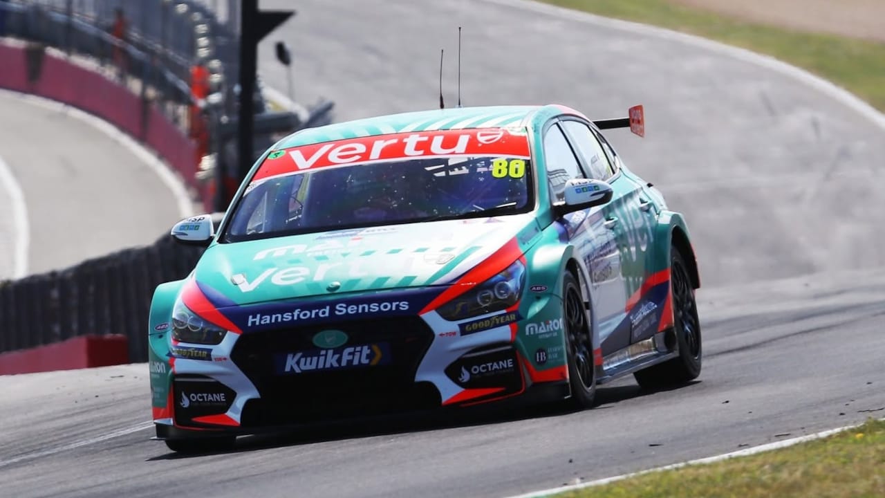 Brands Hatch GP Race 2 - race scene